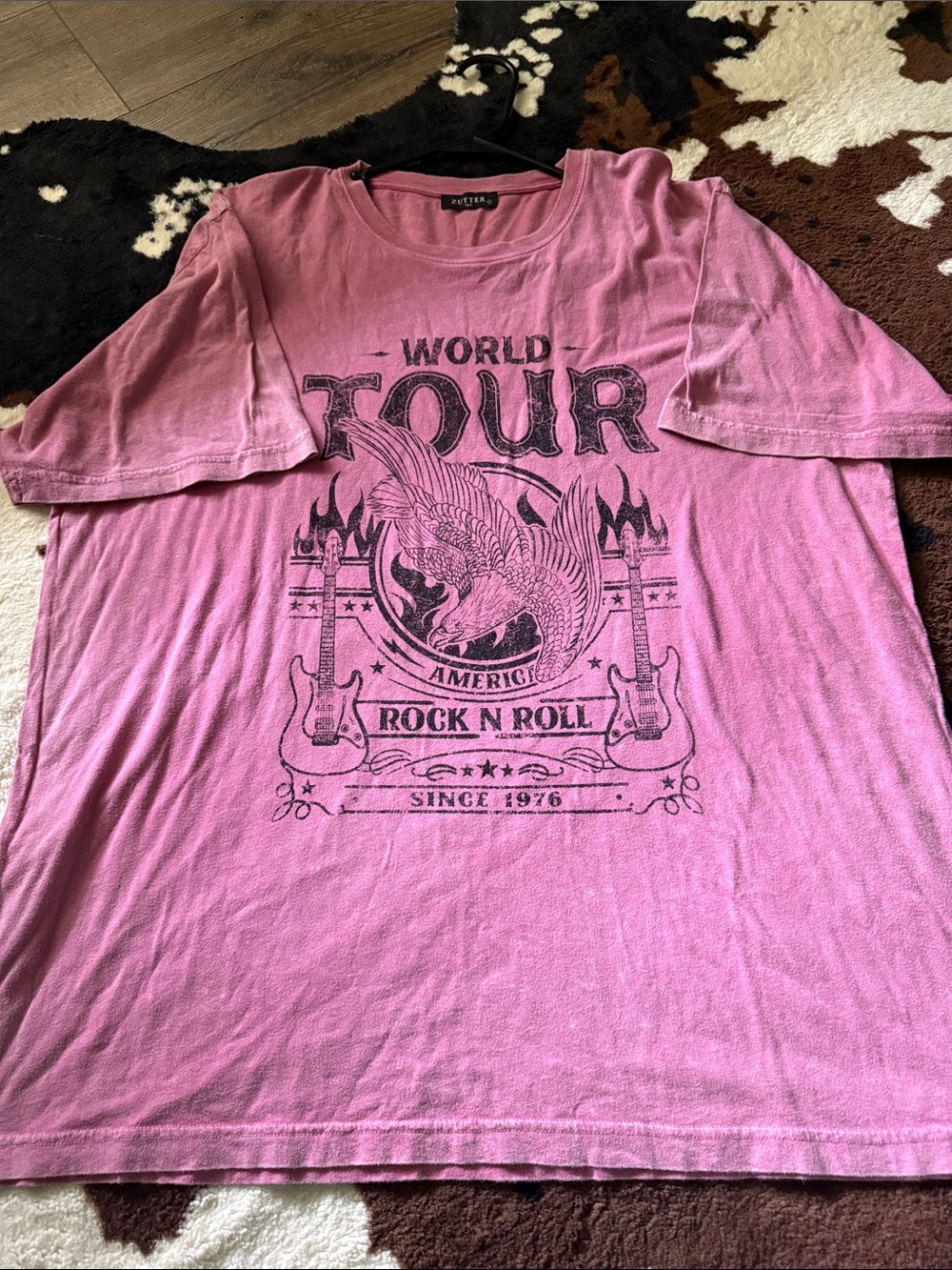World Tour Rock N Roll Graphic T-Shirt - Pink